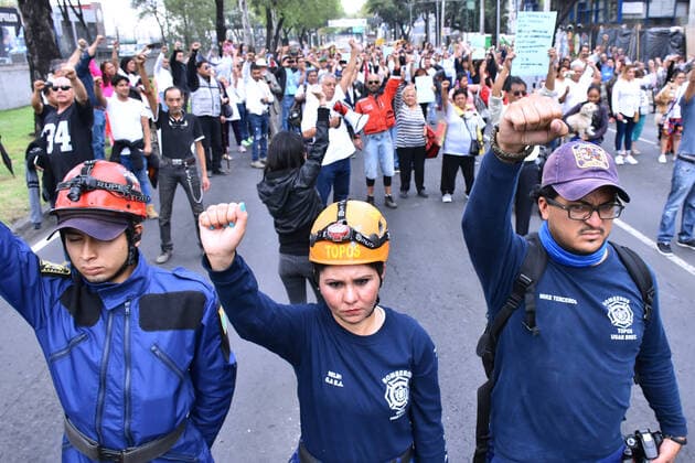 2th Anniversary of the September 19 Earthquake MEXICO CITY , MEXICO - SEPTEMBER 19: Moles are seen raising their fists during the minute of silence by people who lost their lives in the earthquake of 2017 at Tlalpan Multifamily on September 19, 2019 in Mexico City, Mexico. The earthquake of September 19, 2017 with a magnitude of 7.1 on scale Richter occurred at 13:14 hours left 369 dead throughout the country and hundreds of victims  Copyright: xCarlosxTischlerx EYE_1564