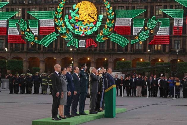 September 19, 2019: EUM20190919NAC04.JPG.CIUDAD DE MEXICO. AnniversaryAniversario-Sismos.- El presidente Andres Manuel Lopez Obrador encabezo el izamiento a media asta de la bandera en el Zocalo capitalino en memoria de los fallecidos en los sismos del 19 de septiembre de 1985 y 2017. Lo acompanaron Claudia Sheinbaum, jefa de Gobierno local; Alfonso Durazo, secretario de Seguridad; y Luis Cresencio Sandoval, titular de la Sedena. Foto: Agencia EL UNIVERSALCarlos MejiaEELG Copyright: xElxUniversalx
