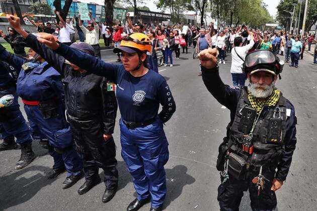 September 19, 2019: EUM20190919NAC11.JPG .CIUDAD DE MEXICO. CityCDMX-Macrosimulacro.- 19 de septiembre de 2019.- Aspectos del Macrosimulacro que se realizo en la Ciudad de Mexico en conmemoracion de los sismos de 1985 y 2017. En la imagen los vecinos del Multifamiliar de Tlalpan guardaron un minuto de silencio con el puno en alto en memoria de las victimas. Foto: Agencia EL UNIVERSALDiego Simon SanchezEELG Copyright: xElxUniversalx