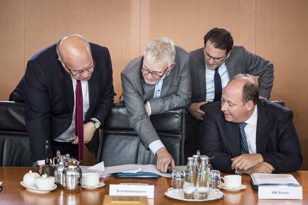 Bundeswirtschaftsminister Peter Altmaier (L), CDU, Jochen Flasbarth (2L), Staatssekretaer im Bundesministerium fuer Umwelt, Naturschutz und nukleare Sicherheit, Andreas Feicht (2R), Staatssekretaer im Bundesministerium fuer Wirtschaft und Energie, und Chef des Bundeskanzleramts Helge Braun (R), CDU, aufgenommen im Rahmen des Kabinettausschusses Klimaschutz im Bundeskanzleramt in Berlin, 20.09.2019. Berlin Deutschland *** Federal Minister of Economics Peter Altmaier L , CDU, Jochen Flasbarth 2L , State Secretary at the Federal Ministry for the Environment, Nature Conservation and Nuclear Safety, Andreas Feicht 2R , State Secretary at the Federal Ministry of Economics and Energy, and Head of the Federal Chancellery Helge Braun R , CDU, admitted to the Cabinet Committee on Climate Protection at the Federal Chancellery in Berlin, 20 09 201 Copyright: xFlorianxGaertner photothek.netx