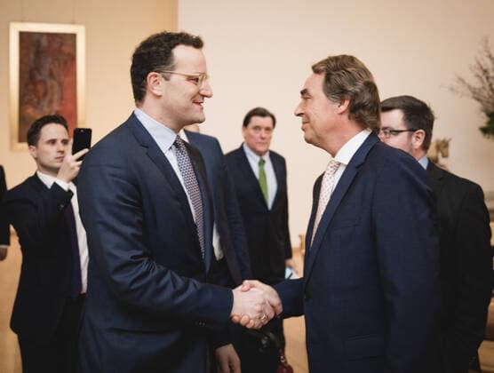 Bundesgesundheitsminister Jens Spahn (CDU) Im Rahmen der Uebergabe der Einladungsschreiben an mexikanische Ausbilder von Pflegepersonal zu einer Seminarreise nach Deutschland. Mexiko-Stadt, 20.09.2019. Mexiko-Stadt Mexiko