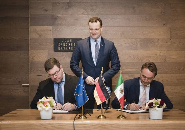 Bundesgesundheitsminister Jens Spahn (CDU) Im Rahmen der Uebergabe der Einladungsschreiben an mexikanische Ausbilder von Pflegepersonal zu einer Seminarreise nach Deutschland. Mexiko-Stadt, 20.09.2019. Mexiko-Stadt Mexiko