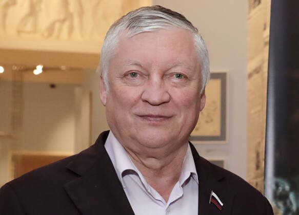 MOSCOW, RUSSIA - SEPTEMBER 19, 2019: Chess player, Russian State Duma member Anatoly Karpov at the opening of an exhibition of paintings by Nikas Safronov, titled Drugiye Miry Other Worlds , at the State Central Museum of Contemporary History of Russia. Vyacheslav Prokofyev TASS  TS0BB9AF