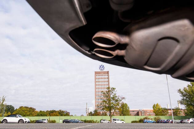 20.09.2019, xkvx, Wirtschaft, Volkswagen Werk Wolfsburg Zentrale, Hochaus Konzernzentrale, Auspuff, Abgase, Diesel, Benzin, Abgasskandal, Dieselskandal, Skandal Wolfsburg
