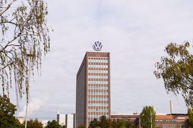 20.09.2019, xkvx, Wirtschaft, Volkswagen Werk Wolfsburg Zentrale, Hochaus Konzernzentrale, Logo, Emblem, Bildmarke Wolfsburg *** 20 09 2019, xkvx, Economy, Volkswagen plant Wolfsburg Headquarters, Hochaus Group Headquarters, logo, emblem, Wolfsburg logo