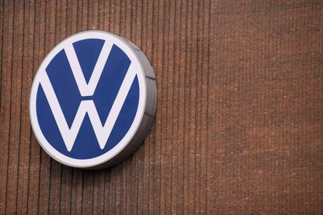 20.09.2019, xkvx, Wirtschaft, Volkswagen Werk Wolfsburg Schornstein, Schornsteine, Backsteingebaeude, Logo, Emblem, Bildmarke Wolfsburg *** 20 09 2019, xkvx, Economy, Volkswagen plant Wolfsburg chimney, chimneys, brick buildings, logo, emblem, Wolfsburg logo