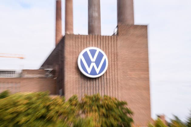 20.09.2019, xkvx, Wirtschaft, Volkswagen Werk Wolfsburg Schornstein, Schornsteine, Backsteingebaeude, Logo, Emblem, Bildmarke Wolfsburg *** 20 09 2019, xkvx, Economy, Volkswagen plant Wolfsburg chimney, chimneys, brick buildings, logo, emblem, Wolfsburg logo