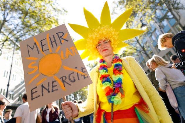 Demonstranten bei der Fridays for Future Demonstration im Rahmen des weltweiten Klimastreiks auf den Kölner Ringen. Köln, 20.09.2019