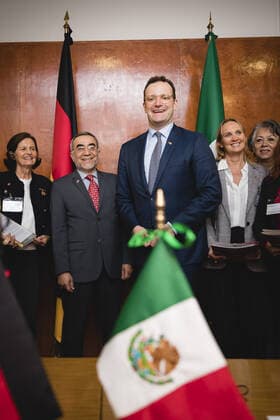 Bundesgesundheitsminister Jens Spahn (CDU) Im Rahmen der Uebergabe der Einladungsschreiben an mexikanische Ausbilder von Pflegepersonal zu einer Seminarreise nach Deutschland. Mexiko-stadt, 20.09.2019. Mexiko-Stadt Mexiko