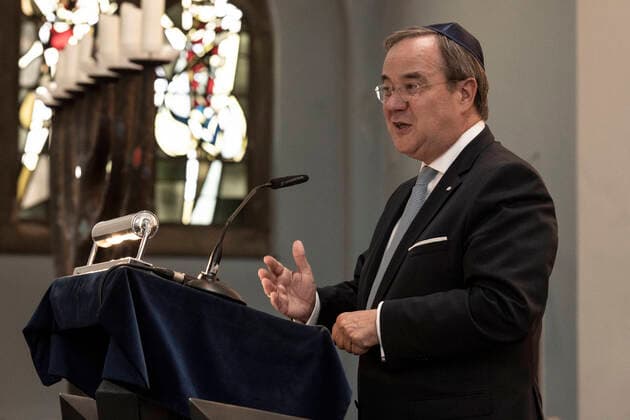 Bilder des Jahres 2019, News 09 September News Bilder des Tages Fünfzigster Jahrestag der Einweihung der Kölner Synagoge. Der Ministerpräsident von Nordrhein-Westfalen, Armin Laschet, hält am 20. September 2019 mit Kippa seine Ansprache zur Feier des 50.Jahrestages der Einweihung der Synagoge. Köln Nordrhein-Westfalen Deutschland *** Fiftieth Anniversary of the Inauguration of the Cologne Synagogue On 20 September 2019, the Prime Minister of North Rhine-Westphalia, Armin Laschet, will give his address with Kippa to celebrate the 50th Anniversary of the Inauguration of the Cologne Synagogue North Rhine-Westphalia Germany