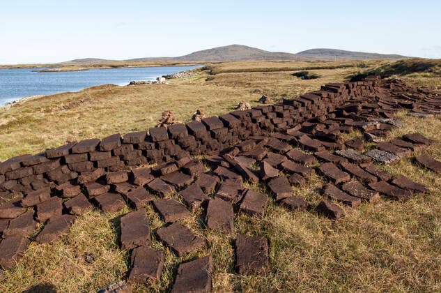 IMAGO Nature: Unsere Erde, Ressourcen, Torf Cut peat - left to dry for domestic fires. North Uist - Outer Hebrides - Scotland.  Copyright: GeoffxTrinder 10876474