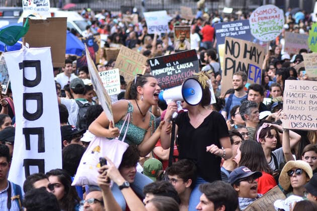Global climate strike in Mexico MEXICO CITY, MEXICO - SEPTEMBER 20: A protester holds a placard during a march for Climate Justice and Climate Emergency in the Global ‹Climate Strike on September 20, 2019 in Mexico City, Mexico. Hundreds of people across the world headed out to the streets to demand that world leaders, o‹ur government, and the fossil fuel industry change course immediately to avoid a climate catastrophe  Copyright: xCarlosxTischlerx EYE_2359