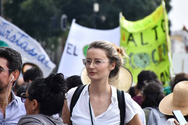 Global climate strike in Mexico MEXICO CITY, MEXICO - SEPTEMBER 20: A protester holds a placard during a march for Climate Justice and Climate Emergency in the Global ‹Climate Strike on September 20, 2019 in Mexico City, Mexico. Hundreds of people across the world headed out to the streets to demand that world leaders, o‹ur government, and the fossil fuel industry change course immediately to avoid a climate catastrophe  Copyright: xCarlosxTischlerx EYE_2496