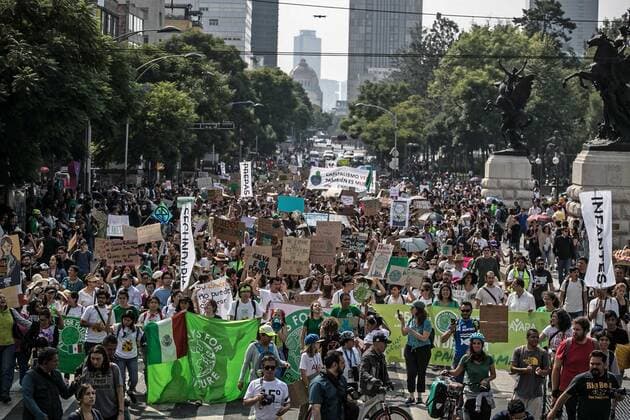 September 20, 2019: EUM20190920SOC20.JPG.CIUDAD DE MEXICO. ProtestProtesta-Cambio Climatico.- 20 de septiembre de 2019. Aspectos de la marcha contra el cambio climatico que forma parte del movimiento Fridays For Future (Viernes por el futuro) y que se lleva a cabo en distintos puntos de la Republica Mexicana y en varios paises. En la imagen la protesta del Ãngel de la Independencia al Zocalo capitalino. Foto: Agencia EL UNIVERSALGerman EspinosaEELG Copyright: xElxUniversalx