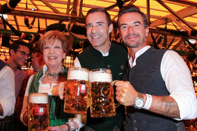 Carolin Reiber Kai Pflaume und Florian Silbereisen beim Wiesn Anstich zur Eröffnung vom Oktoberfest 2019 im Schottenhamel Festzelt. München, 21.09.2019 *** Carolin Reiber Kai Pflaume and Florian Silbereisen at the Wiesn opening ceremony of the Oktoberfest 2019 in the Schottenhamel marquee Munich, 21 09 2019 Foto:xF.xGulottax xFuturexImage