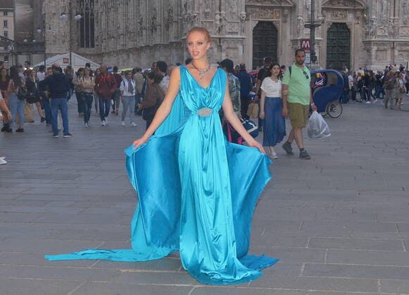 Bilder des Jahres 2019, Entertainment 09 September Entertainment Themen der Woche KW38 Entertainment Bilder des Tages Anna Ermakova in Piazza del Duomo in Milan (Maurizio Maule Fotogramma, Milan - 2019-09-21) p.s. la foto e utilizzabile nel rispetto del contesto in cui e stata scattata, e senza intento diffamatorio del decoro delle persone rappresentate  Copyright: xMaurizioxMaulex xFOTOGRAMMAx