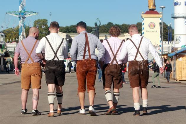 News Bilder des Tages Auftakt zum Oktoberfest in München, Bayern, Deutschland: Junge Männer in Lederhosen spazieren über das Festgelände vor der Bavaria. *** Start of the Oktoberfest in Munich, Bavaria, Germany Young men in lederhosen walk across the festival grounds in front of Bavaria
