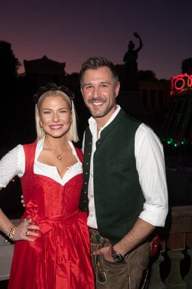 Promis feiern den Start des Oktoberfest, Jochen Schropp mit Begleitung im roten Dirndl. Am 21. September 2019 haben zahlreiche Promis den Start der Wiesn gefeiert. Die Wiesn ist das größte Volksfest der Welt und zieht Millionen von Menschen an. München Bayern Deutschland Theresienwiese