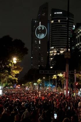 September 21, 2019: EUM20190921ESP09.JPG .CIUDAD DE MEXICO. Batman DayDia de Batman-Batisenal.- 21 de agosto de 2019. Aspectos de la Batisenal proyectada en la Torre Reforma sobre Paseo de la Reforma por el Batman Day. Foto: Agencia EL UNIVERSALJuan BoitesEELG Copyright: xElxUniversalx