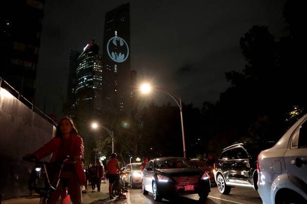September 21, 2019: EUM20190921ESP11.JPG .CIUDAD DE MEXICO. Batman DayDia de Batman-Batisenal.- 21 de agosto de 2019. Aspectos de la Batisenal proyectada en la Torre Reforma sobre Paseo de la Reforma por el Batman Day. Foto: Agencia EL UNIVERSALJuan BoitesEELG Copyright: xElxUniversalx