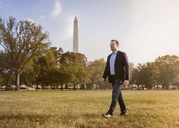 Bilder des Jahres 2019, News 09 September News Bilder des Tages Bundesgesundheitsminister Jens Spahn (CDU) vor dem Washington Monument. Washington, 21.09.2019. Washington USA *** Federal Health Minister Jens Spahn CDU in front of the Washington Monument Washington, 21 09 2019 Washington USA Copyright: xXanderxHeinl photothek.netx