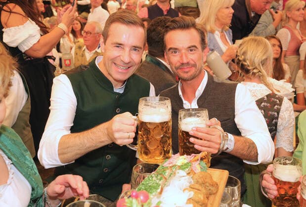 Bilder des Jahres 2019, Entertainment 09 September Entertainment Themen der Woche KW38 Oktoberfest 21.09.2019 Kai Pflaume und Florian Silbereisen im Festzelt Schottenhammel beim Oktoberfest, auf der Theresienwiese, Muenchen - 21.09.2019 - *** Oktoberfest 21 09 2019 Kai Plum and Florian Silbereisen in the marquee Schottenhammel at the Oktoberfest, on the Theresienwiese, Munich 21 09 2019