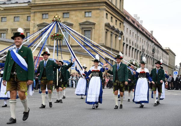 Bilder des Jahres 2019, News 09 September (190922) -- MUNICH, Sept. 22, 2019 -- People participate in the Oktoberfest parade in Munich, Germany, Sept. 22, 2019. This year s Oktoberfest goes from Sept. 21 to Oct. 6. ) GERMANY-MUNICH-OKTOBERFEST-PARADE LuxYang 