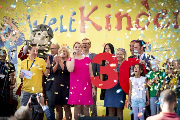 News Bilder des Tages Bundesfamilienministerin Franziska Giffey, SPD, eroeffnet als Schirmherrin das Weltkindertagsfest am Potsdamer Platz in Berlin, 22.09.2019. Berlin Germany *** Federal Family Minister Franziska Giffey, SPD, patron of the World Childrens Day Festival at Potsdamer Platz in Berlin, 22 09 2019 Berlin Germany Copyright: xJaninexSchmitz photothek.netx
