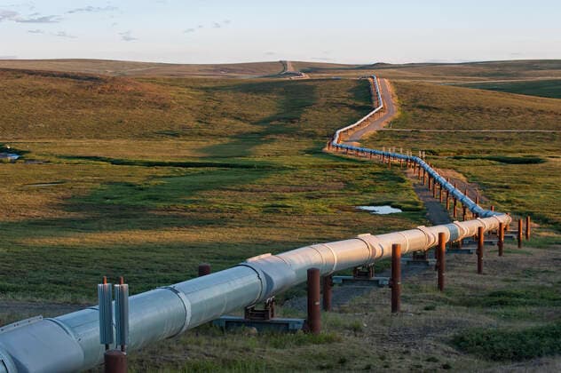 IMAGO Nature: Unsere Erde, Ressourcen, Erdöl The Alyeska Pipeline carrying oil from Prudhoe Bay, Alaska to Valdez, from where it is shipped across the globe Alyeska, Alaska, USA. Alaskan pipeline cuts across tundra landscape  Copyright: PeterxMather 11073487