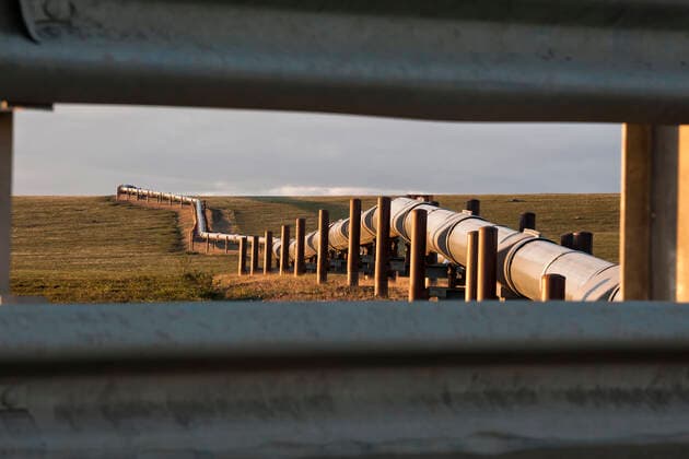 IMAGO Nature: Unsere Erde, Ressourcen, Erdöl Alyeska Oil Pipeline from Prudhoe Bay to Valdez Alaska this coastal plain is threatened by potential oil and gas development from the expanding Prudhoe Bay Oil fields Alaska s Arctic National Wildlife Refuge (ANWR). Alyeska oil pipeline snakes across Alaska Wilderness  Copyright: PeterxMather 11073499