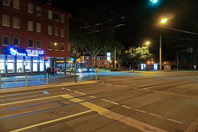 Soziale Brennpunkte im Ruhrgebiet Abend an der Altendorfer Straße in Höhe der Bockmühle in der Nähe zu einem sozialen Brennpunkt. Essen Nordrhein-Westfalen Deutschland Altendorfer Straße *** Social hotspots in the Ruhr Evening on Altendorfer Strasse near Bockmühle near a social hotspot Essen North Rhine-Westphalia Germany Altendorfer Strasse