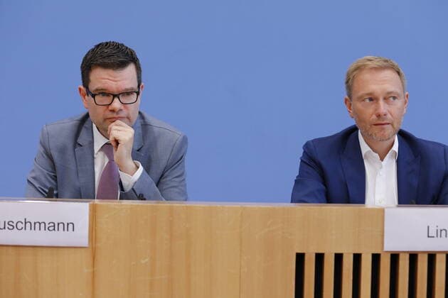 News Bilder des Tages Dr. Marco Buschmann, Erster Parlamentarischer Geschäftsführer der FDP-Fraktion, Christian Lindner, Fraktionsvorsitzender der FDP, Deutschland, Berlin, Bundespressekonferenz, Thema: Halbzeitbilanz der Legislatur, 23.09.2019 *** Dr Marco Buschmann, First Parliamentary Executive Director of the FDP Group, Christian Lindner, Chairman of the FDP Group, Germany, Berlin, Federal Press Conference, Mid-Term Review of Legislation, 23 09 2019