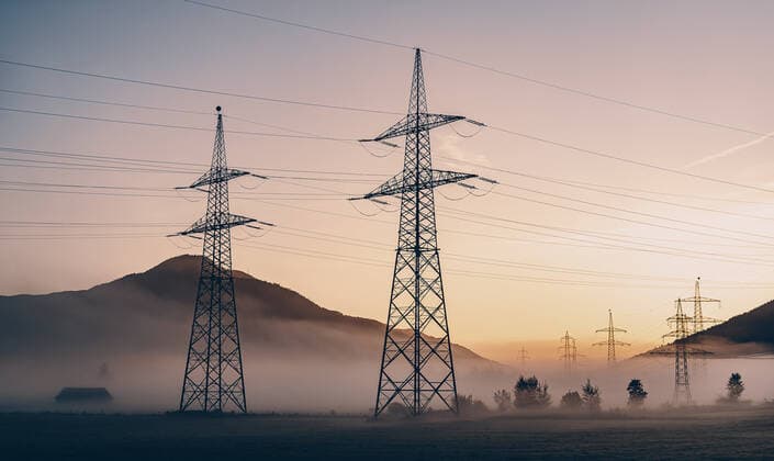 Kaprun THEMENBILD - Masten einer Stromleitung bei Sonnenaufgang und Bodennebel in der Landschaft, aufgenommen am 21. September 2019 in Kaprun, Oesterreich Masts of a power line at sunrise and ground fog in the landscape in Kaprun, Austria on 2019 09 21. *** Kaprun THEMEMENBILD Masts of a power line at sunrise and ground fog in the landscape in Kaprun, Austria on 2019 09 21  EX_FEI  