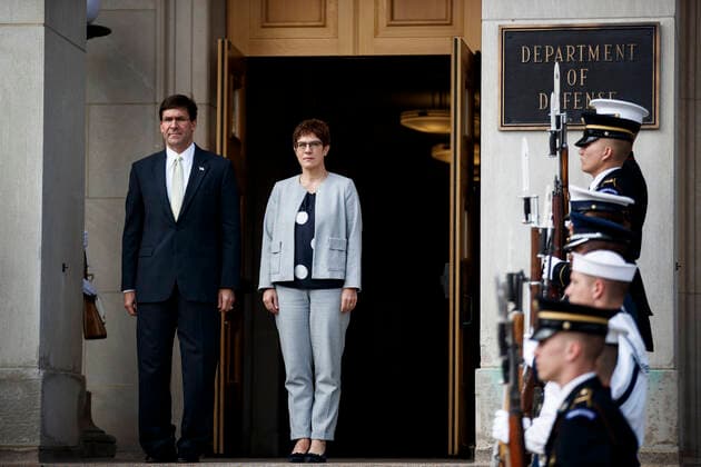 Bilder des Jahres 2019, News 09 September News Themen der Woche KW39 News Bilder des Tages (190923) -- ARLINGTON (U.S.), Sept. 23, 2019 -- U.S. Secretary of Defense Mark Esper (L) welcomes German Defense Minister Annegret Kramp-Karrenbauer at the Pentagon in Arlington, Virginia, the United States, on Sept. 23, 2019. (Photo by Xinhua) U.S.-ARLINGTON-MARK ESPER-GERMANY-DEFENSE MINISTER-MEETING TingxShen 