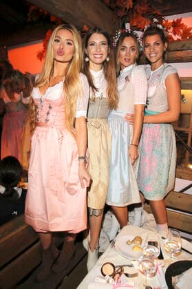 Pamela Reif, Cathy Hummels, Carmen Mercedes und Jennifer Knäble beim Cathy Hummels Wiesn Bummel auf dem Oktoberfest 2019 in der Käfer Wiesn Schänke. München, 23.09.2019 *** Pamela Reif, Cathy Hummels, Carmen Mercedes and Jennifer Knäble at the Cathy Hummels Wiesn Stroll at the Oktoberfest 2019 in the Käfer Wiesn Schänke Munich, 23 09 2019 Foto:xO.xMooserx xFuturexImage