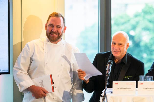 Berliner Meisterkoch 2019 Bjoern Swanson (L) von Golvet mit Jury-Vorsitzender Stefan Elfenbein (R) bei der Ankuendigung der Berliner Meisterkoeche 2019 in Berlin am 24. September 2019. Berliner Meisterkoeche 2019