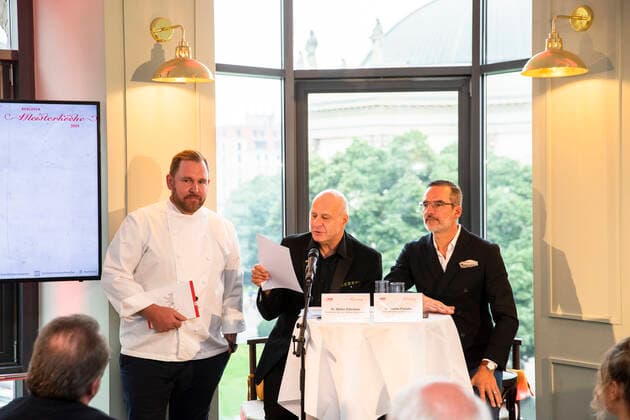 Berliner Meisterkoch 2019 Bjoern Swanson (L) von Golvet mit Jury-Vorsitzender Stefan Elfenbein (R) bei der Ankuendigung der Berliner Meisterkoeche 2019 in Berlin am 24. September 2019. Berliner Meisterkoeche 2019