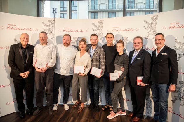 Gewinner und Juroren posieren fuer ein Bild nach der Ankuendigung der Berliner Meisterkoeche 2019 in Berlin am 24. September 2019. Berliner Meisterkoch 2019 Bjoern Swanson von Golvet (3L). Berliner Meisterkoeche 2019