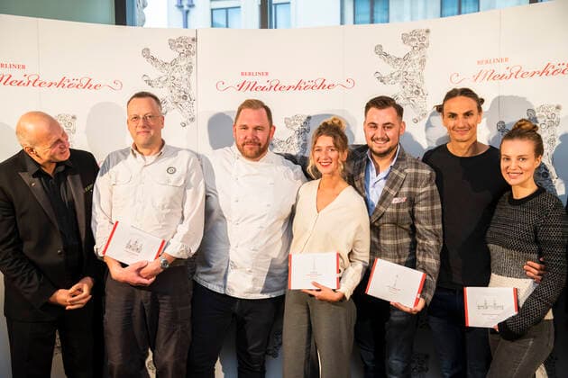 Gewinner und Juroren posieren fuer ein Bild nach der Ankuendigung der Berliner Meisterkoeche 2019 in Berlin am 24. September 2019. Berliner Meisterkoch 2019 Bjoern Swanson von Golvet (C). Berliner Meisterkoeche 2019