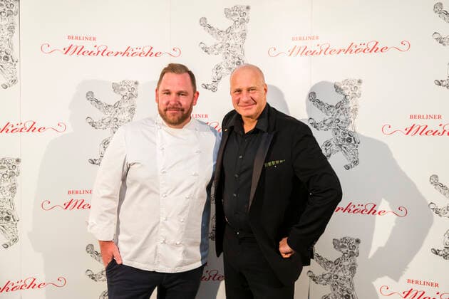 News Bilder des Tages Berliner Meisterkoch 2019 Bjoern Swanson (L) von Golvet mit Jury-Vorsitzender Stefan Elfenbein (R) bei der Ankuendigung der Berliner Meisterkoeche 2019 in Berlin am 24. September 2019. Berliner Meisterkoeche 2019