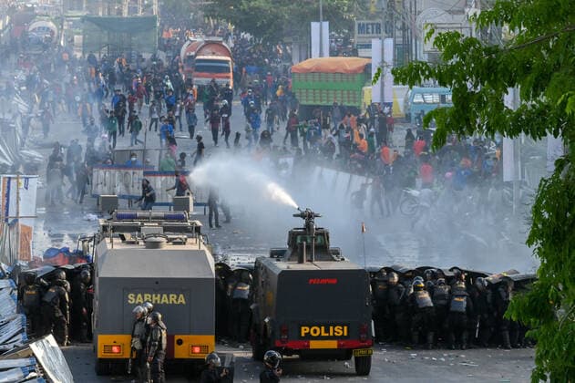 Bilder des Jahres 2019, News 09 September News Themen der Woche KW39 News Bilder des Tages September 24, 2019, Makassar, South Sulawesi, Indonesia: Riot police water cannons firing into protesters during the demonstration..Police fired tear gas and water cannons to disperse protesters as thousands demonstrated over plans proposed by the government to change the criminal code laws and weaken anti-corruption institutions. Makassar Indonesia - ZUMAs197 20190924_zaa_s197_001 Copyright: xHariandixHafidx