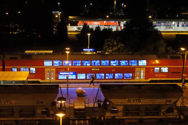 06.09.2019, Magdeburg, Sachsen-Anhalt, GER - Zuege im Hauptbahnhof bei Nacht. (Alltag, Anlage, Ansicht, Aufsicht, aussen, Aussenaufnahme, Bahn, Bahnhof, Bahnreise, Bahnstation, Bahnsteige, Bahnverkehr, befoerdern, Befoerderung, deutsch, Deutschland, Europa, europaeisch, Fernverkehr, Freizeit, Gesellschaft, Gleise, Gueterbefoerderung, Gueterwaggons, Hauptbahnhof, Jahreszeit, Magdeburg, Mann, Mensch, Nacht, Nachtaufnahme, nachts, Nahverkehr, Person, Personenbefoerderung, Personentransport, QF, Querformat, Regionalbahn, Regionalbahnen, Regionalexpress, Regionalverkehr, Reise, Reisen, Reisender, Sachsen-Anhalt, Schiene, Schienenverkehr, Sommer, Stadt, Transport, Ueberblick, Uebersicht, Verkehr, verreisen, Vogelperspektive, Westeuropa, Wirtschaft, Zuege) 190906D898MAGDEBURG.JPG