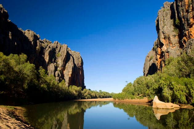 IMAGO Nature: Unsere Erde, Naturschutz, Naturschutzgebiete in Ozeanien Windjana Gorge - ragged entrance of Windjana Gorge with nearly dried up Lennard river seen from the inside. The riff walls rise vertically up the sides of the river . Windjana Gorge National Park, Kimberley, Western Australia, Australia . The Geology of Windjana Gorge is quite interesting as it is actually a Devonian Reef. If one looks close; ancient life forms embedded in the gorge walls; can be discovered. Windjana Gorge is renowned for its hugh numbers of Freshwater Crocodiles which inhabit the river.  Copyright: Steffenx&xAlexandraxSailer 10758020