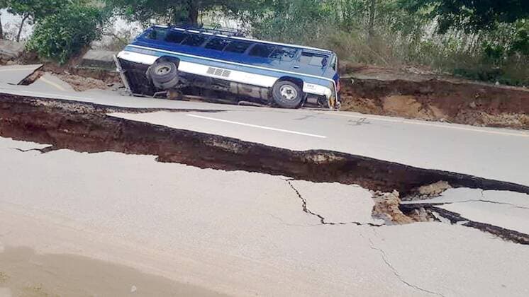 Bilder des Jahres 2019, News 09 September News Themen der Woche KW39 News Bilder des Tages (190924) -- MIRPUR, Sept. 24, 2019 -- Photo taken with a mobile phone shows a damaged road at the earthquake-hit area in Mirpur district of Pakistan-controlled Kashmir on Sept. 24, 2019. A 5.8-magnitude earthquake hit parts of Pakistan on Tuesday. (Str Xinhua) PAKISTAN-EARTHQUAKE JiangxChao 