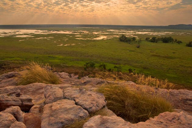 IMAGO Nature: Unsere Erde, Naturschutz, Naturschutzgebiete in Ozeanien Ubirr view - breathtaking view from Ubirr rock towards the Nardab floodplain. . Kakadu National Park, Northern Territory, Australia. Kakadu National Park is home of the Bininj Mungguy Aboriginals. Caution: please use images of Uluru; Kata Tjuta (Olgas) and Kakadu National Park Only for editorial purposes. No use in advertisment sector is allowed without further consultation. Exclusive: Not available for advertising.  Copyright: Steffenx&xAlexandraxSailer 10758699