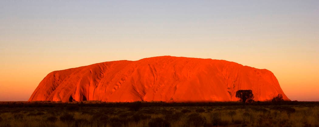 IMAGO Nature: Unsere Erde, Naturschutz, Naturschutzgebiete in Ozeanien Ayers Rock - Uluru - brightly ablaze Ayers Rock shortly at sunset . Uluru-Kata Tjuta National Park, World Heritage Area, Northern Territory, Australia. Aboriginals of the Anangu tribe call Ayers Rock Uluru. Uluru-Kata Tjuta is listed as a World Heritage Area for both their cultural and natural values. Caution: please use images of Uluru; Kata Tjuta (Olgas) and Kakadu National Park Only for editorial purposes. No use in advertisment sector is allowed without further consultation. Exclusive: Not available for advertising.  Copyright: Steffenx&xAlexandraxSailer 10758746