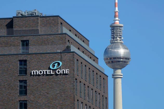 Motel one und Fernsehturm Motel one und Fernsehturm, 22.09.2019, Mitte, Berlin, Hinter dem Gebäude von Motel one steht der Berliner Fernsehturm.