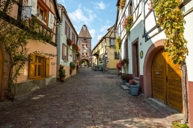 Gasse des Fachwerkortes Ammerschwihr, Elsass, Frankreich, altes Weindorf mit Stadttor und Turm