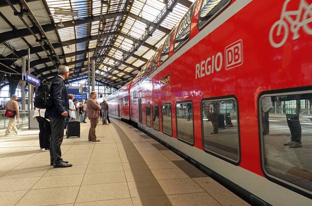06.09.2019, Berlin, GER - Reisende auf einem Bahnsteig im Bahnhof Friedrichstrasse. (Alltag, Bahn, Bahnhof, Bahnreise, Bahnreisende, Bahnstation, Bahnsteig, Bahnverkehr, befoerdern, Befoerderung, Berlin, Bundesbahn, DB, deutsch, Deutsche Bahn, Deutsche Bahn AG, Deutschland, Die Bahn, Doppelstock, Doppelstockwagen, Doppelstockwaggon, Eisenbahn, Europa, europaeisch, Fahrradabteil, Fernverkehr, Freizeit, Gesellschaft, Gleis, innen, Innenaufnahme, Kaukasier, kaukasisch, Menschen, Nahverkehr, Pendler, Personen, Personenbefoerderung, Personenfernverkehr, Personentransport, Friedrichstrasse, QF, Querformat, Regionalbahn, Regionalexpress, Regionalverkehr, Reise, Reisen, Reisende, Schiene, Schienenverkehr, Stadt, Transport, unterwegs, Urlaub, Urlauber, Verkehr, verreisen, Wirtschaft, Westeuropa, Zug) 190906D824BERLIN.JPG