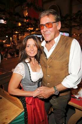 Sascha Hehn mit Freundin Gloria Krass beim Fernsehen mit Herz Wiesn-Treff in Kufflers Weinzelt. München, 24.09.2019 *** Sascha Hehn with friend Gloria Krass watching TV with Herz Wiesn Treff in Kufflers wine tent Munich, 24 09 2019 Foto:xO.xMooserx xFuturexImage